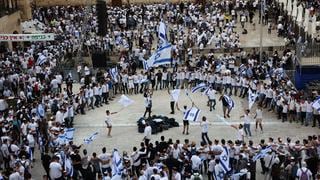 Miles de israelíes en la “marcha de las banderas” en Jerusalén bajo tensión
