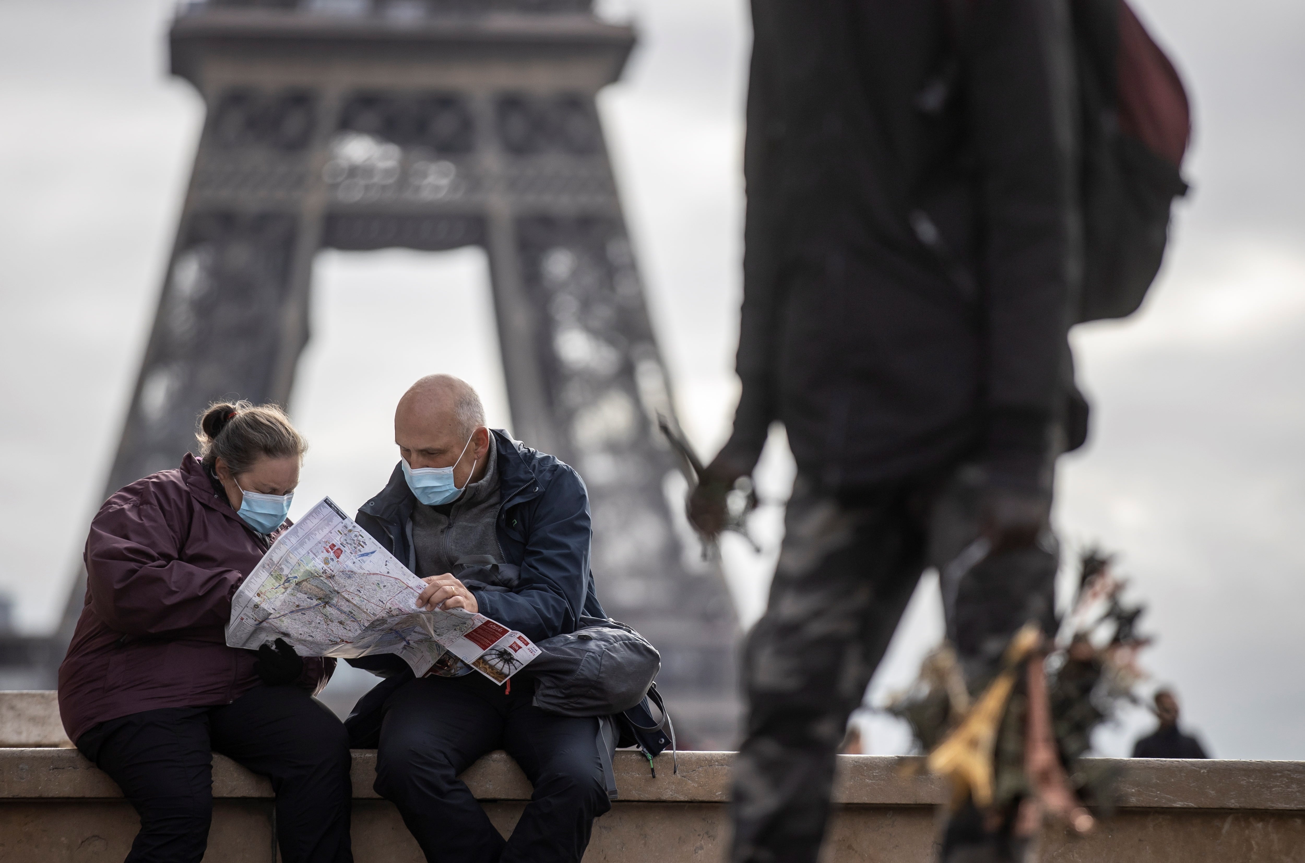 Francia reabre las discotecas y estudia el fin de las mascarillas en marzo