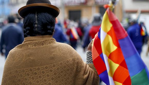 En medio de la crisis político-social que vive Bolivia, un símbolo ha ganado protagonismo en ambos lados revelando matices mucho más profundos en la turbulenta actualidad del país altiplánico: la histórica bandera indígena Wiphala. (AP)