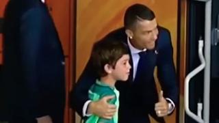 Cristiano Ronaldo tuvo enorme gesto con niño que lo abordó en el bus | VIDEO