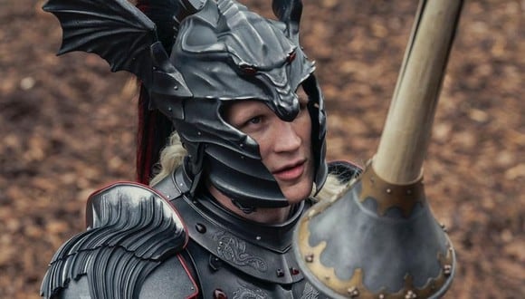 Daemon Targaryen en "House of the Dragon" utilizando su característica armadura negra con una decoración de dragón en el casco (Foto: HBO)