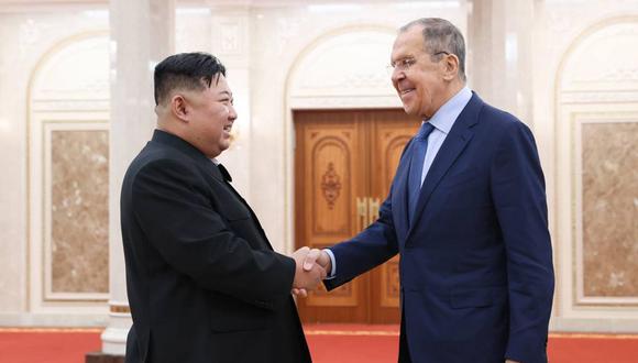 El líder de Corea del Norte, Kim Jong-un (i), se reunió hoy en Pionyang con el ministro de Exteriores de Rusia, Serguéi Lavrov (d), informó la diplomacia rusa | Foto: Foto: EFE/Ministerio de Exteriores de Rusia