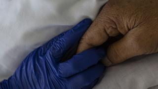 Morir acompañado pese al coronavirus: un hospital chileno ofrece un adiós humanizado [VIDEO]