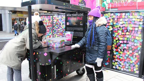 Un "muro de los deseos" en Times Square recoge miles de ruegos para Año Nuevo. (Foto: EFE/Sergi Santiago)