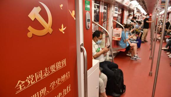 La gente viaja en un metro con el tema del centenario de la fundación del Partido Comunista de China en Nanjing, en la provincia oriental de Jiangsu, el 24 de junio de 2021. (STR / AFP).