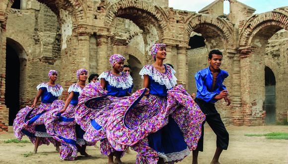 Bailes de las tres regiones del país se despliegan en el libro "Fiestas y Danzas del Perú" editado por el BCP. Forma parte de su histórica colección "Artes y Tesoros del Perú". En la imagen: Landó en el antiguo pueblo de Zaña.