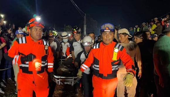 En Villas de San Pedro Yepocapa Chimaltenango se originó desprendimiento de tierra, Bomberos Voluntarios de la región con vecinos rescataron cinco personas fallecidas. (Foto: Captura de video)