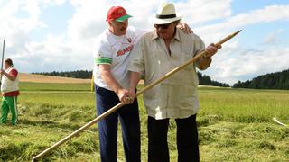 Gérard Depardieu trabajó en el campo con presidente bielorruso