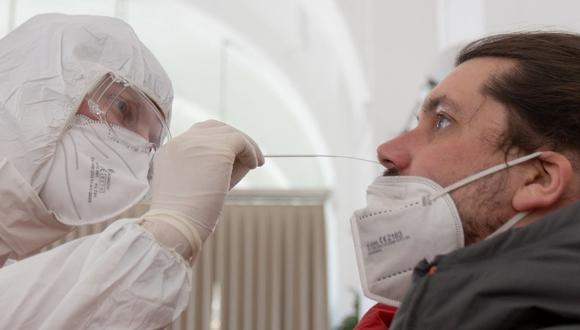 Un trabajador de la salud hace un prueba de coronavirus en el Palacio de Schönbrunn en Austria, el 4 de febrero de 2021. (ALEX HALADA / AFP).