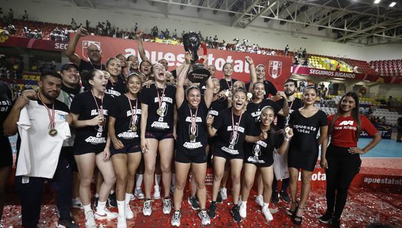 Alianza Lima celebra su primer título de la Liga Nacional de Vóley y el cuarto de su historia. Los tres anteriores fueron por la División Superior Nacional de Voleibol (1991-1992-1993). (Foto: Julio Reaño / GEC)