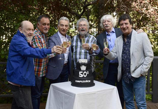 (De derecha a izquierda) Los músicos argentinos de "Les Luthiers" Marcos Mundstock, Martin O'Connor, Jorge Maronna, Carlos Núñez Cortés, Carlos López Puccio, Horacio Turano celebran su 50 aniversario durante una sesión fotográfica en Madrid el 19 de septiembre de 2017.