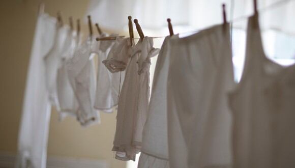 En otoño e invierno es habitual secar la ropa dentro de casa. (Foto: Pexels)