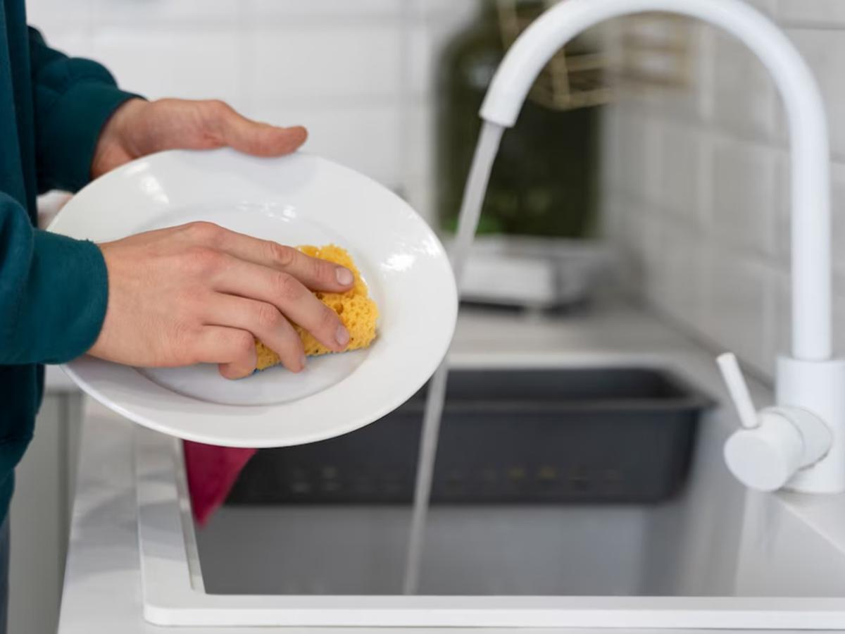 Los 4 sencillos trucos que desconocías para limpiar los utensilios de la  cocina