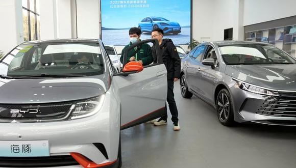Los vehículos eléctricos BYD (EV) se exhiben en un concesionario de automóviles en Shanghái, China, el 3 de febrero de 2023. REUTERS/Aly Song