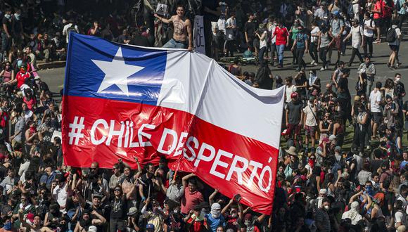 Chile vive su quinta jornada de manifestaciones callejeras que iniciaron como una protesta contra el alza de pasajes en el transporte público y no tardaron en convertirse en una serie de reclamos sociales. (AP)