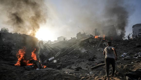 El humo se eleva mientras los palestinos buscan cadáveres y supervivientes entre los escombros de una zona destruida tras los ataques aéreos israelíes en la ciudad de Gaza, el 25 de octubre de 2023. (Foto de EFE/EPA/MOHAMMED SABER)