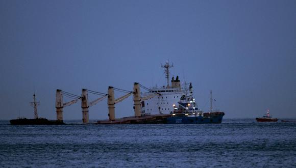 Una fotografía tomada el 1 de septiembre de 2022 desde La Línea de la Concepción muestra una vista del granelero OS 35 dañado en la Bahía de Gibraltar, luego de una colisión con un petrolero. (Foto: JORGE GUERRERO / AFP)