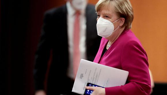 La canciller alemana, Angela Merkel, usa una mascarilla cuando llega para dirigir la reunión semanal del gabinete en la Cancillería en Berlín, Alemania, el 31 de marzo de 2021. (HANNIBAL HANSCHKE / POOL / AFP).