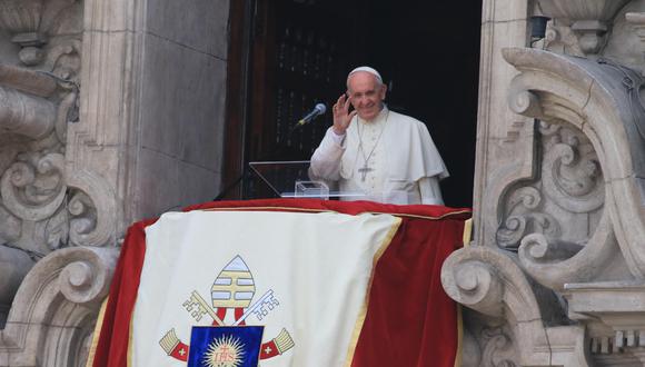 Imagen referencial. El papa francisco saluda desde su balcón. EFE