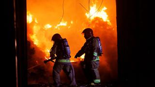 Bomberos usan drone para apagar incendio que arrasó con almacén en Ventanilla