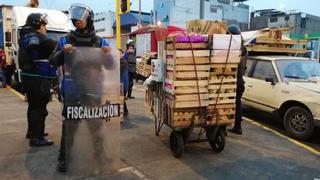 Cercado de Lima: mujer coloca a su hija debajo de camión fiscalizador para evitar decomiso de mercadería