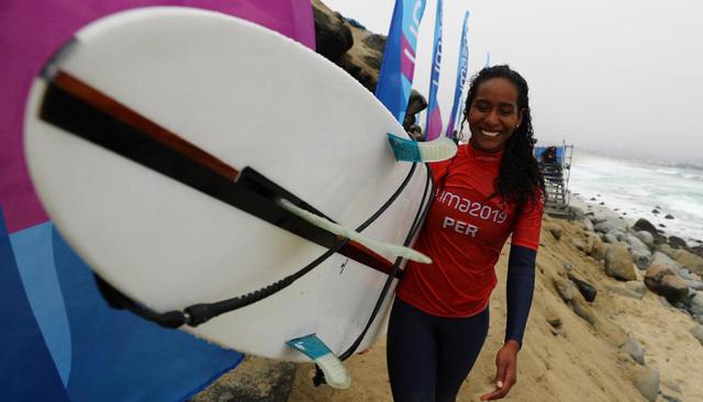 María Fernanda Reyes clasificó a la cuarta ronda de repachaje de longboard femenino y continúa en carrera por una medalla. (Foto: Daniel Apuy)