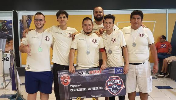 (De izquierda a derecha) Guilherme ‘GuiFera’ Fonseca, el jugador fichado por el Barza eSports y quien vistió la camiseta de Universitario a inicios de este año, Piero 'Piero_Tam’ Tapia, Jhonatan ‘Jhona KRA’ Salazar, Luis 'Papá Kra’ Torres, Marco 'Jeff Marco' Barraza y Marcelo 'Legend' Silvestre. (Foto: Facebook/@universitarioesportspes)