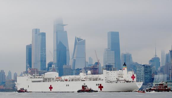 El buque hospital USNS Comfort llega a la ciudad de Nueva York para el tratamiento de pacientes de coronavirus. (REUTERS/Brendan McDermid).