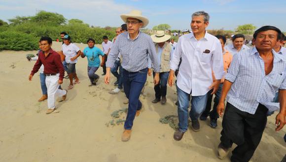 Martín Vizcarra visitó el martes a damnificados de El Niño costero en Piura. Dijo que en el sector de San Pablo no se había avanzado “prácticamente nada”. (Foto: Presidencia)