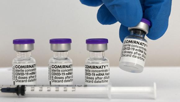 Un trabajador de la salud sostiene un vial de la vacuna Comirnaty de Pfizer-BioNTech contra el coronavirus Covid-19. (Foto de Christof STACHE / AFP).