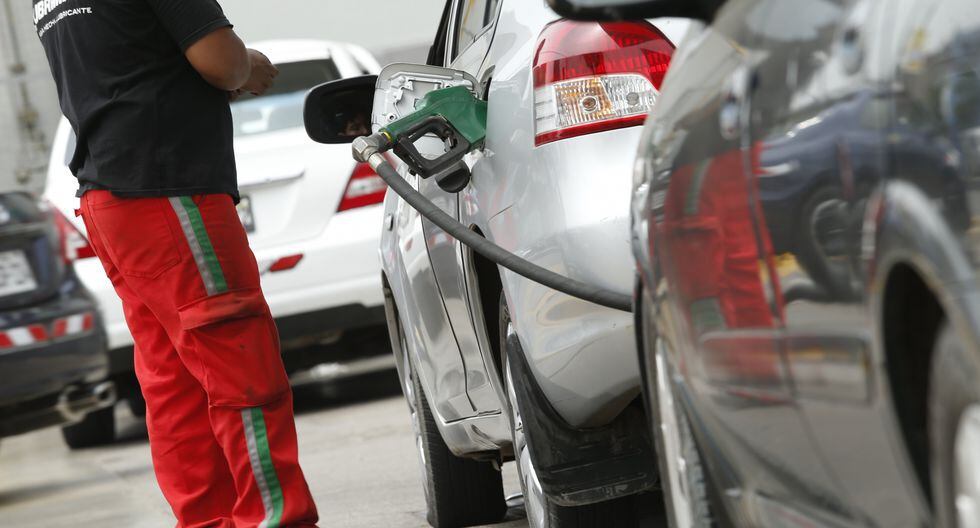 En el caso de los combustibles de más bajo octanaje, los precios disminuyen de forma sensible solo tres meses después de la caída del precio de petróleo. (Foto: GEC)