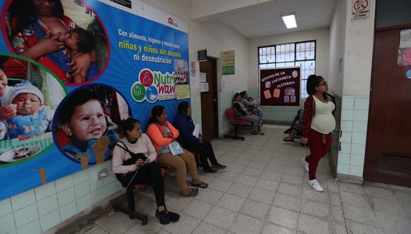 Pacientes del centro de salud Conde de la Vega Baja esperan por atención médica en medio de colchonetas, maderas y mobiliario obsoleto (Foto: Rolly Reyna).