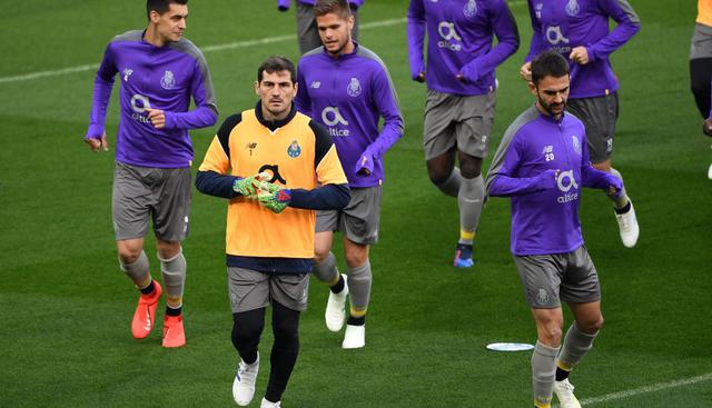 Iker Casillas y los futbolistas del Porto. (Foto: AFP)