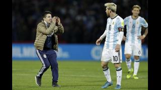 Lionel Messi: mira su reacción con hincha que invadió el campo