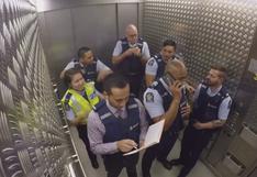 Policías presumen de su buen ritmo en ascensor y se vuelven viral