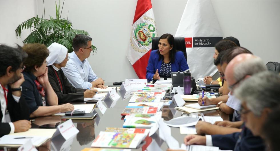 Ministra Flor Pablo encabezó instalación de mesa de trabajo que revisará textos escolares. (Foto: Difusión)