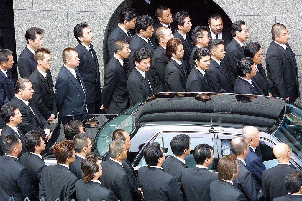 Miembros del sindicato Yamaguchi-gumi, uno de los principales de la yakuza, acuden al funeral de su oyabun en 2002. (Getty Images).
