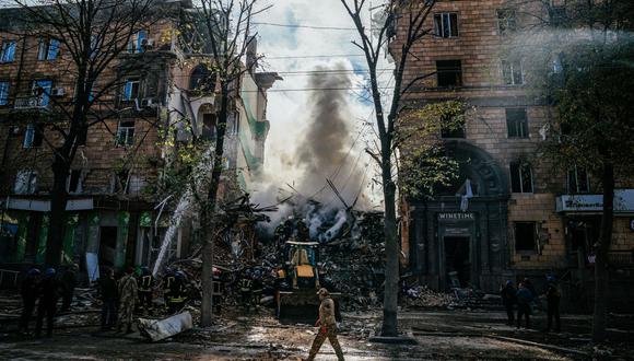 Los bomberos ucranianos apagan un incendio después de un ataque en Zaporizhzhia el 6 de octubre de 2022, en medio de la invasión rusa de Ucrania. (Foto de Dimitar DILKOFF / AFP)