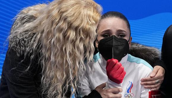 Entre lágrimas, así finalizó su participación Kamila en Beijing 2022. (Foto: AP)