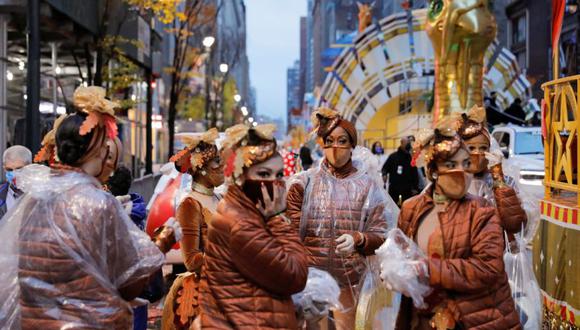 Los participantes se reúnen antes del 94 ° Desfile del Día de Acción de Gracias de Macy's cerrado a los espectadores debido a la propagación de la enfermedad del coronavirus (COVID-19), en Manhattan, Nueva York, EE. UU., 26 de noviembre de 2020. (Foto: REUTERS / Andrew Kelly).