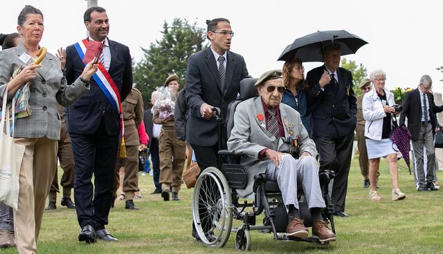 Jorge Sanjinez regresó a Normandía luego de 75 años. (Foto: AFP)