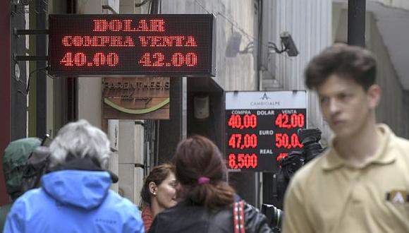 El peso argentino acumula una caída en torno al 17% durante el 2019. (Foto: AFP)