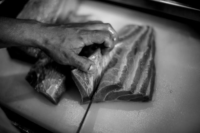 20 o más variedades de pescados y mariscos llegan a diario. Lo que el mar mande: atún, mero, cabrilla, fortuno, lenguado, chita, ventresca, conchas, almejas, ostras, navajas, erizos o percebes.