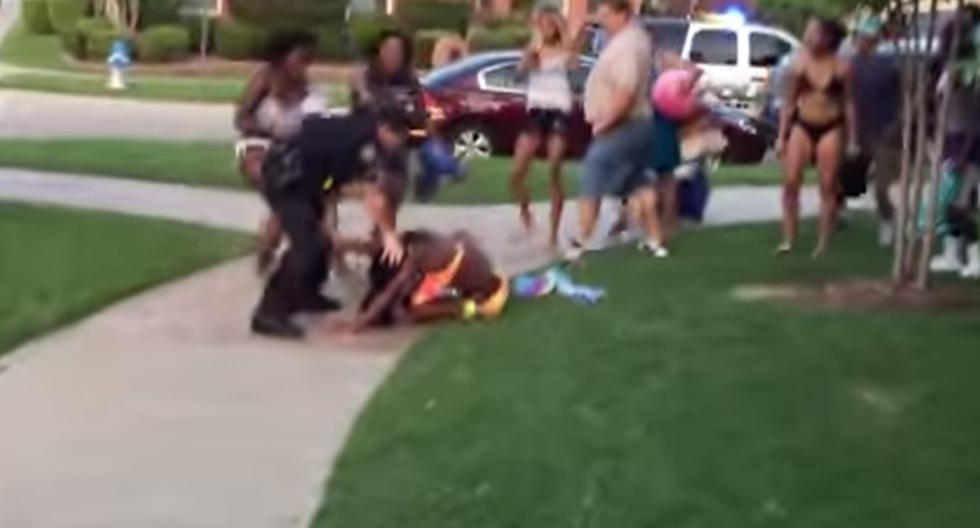 Renunció el policía que agredió a afroamericana de 14 años. (Foto: Captura de YouTube)