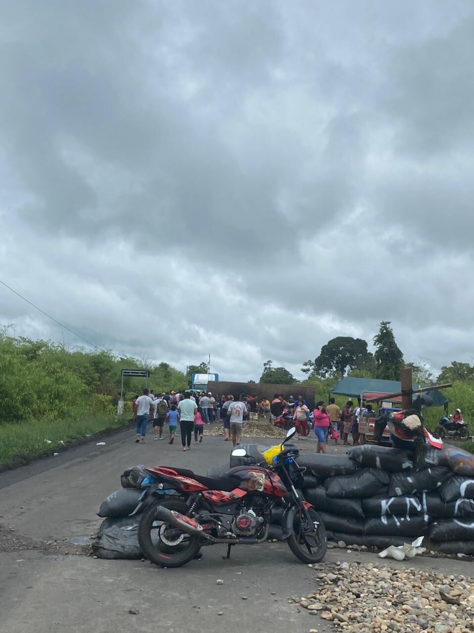 Punto de bloqueo en sector de Santo Domingo, a 50 kilómetros de la ciudad de Puerto Maldonado.