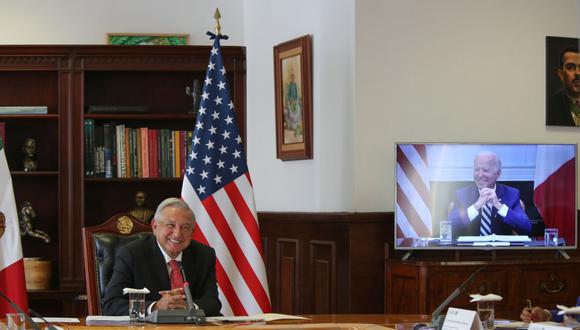 El presidente de México, Andrés Manuel López Obrador (izquierda) y su homólogo de Estados Unidos, Joe Biden, durante un encuentro virtual. (EFE/Presidencia de México).