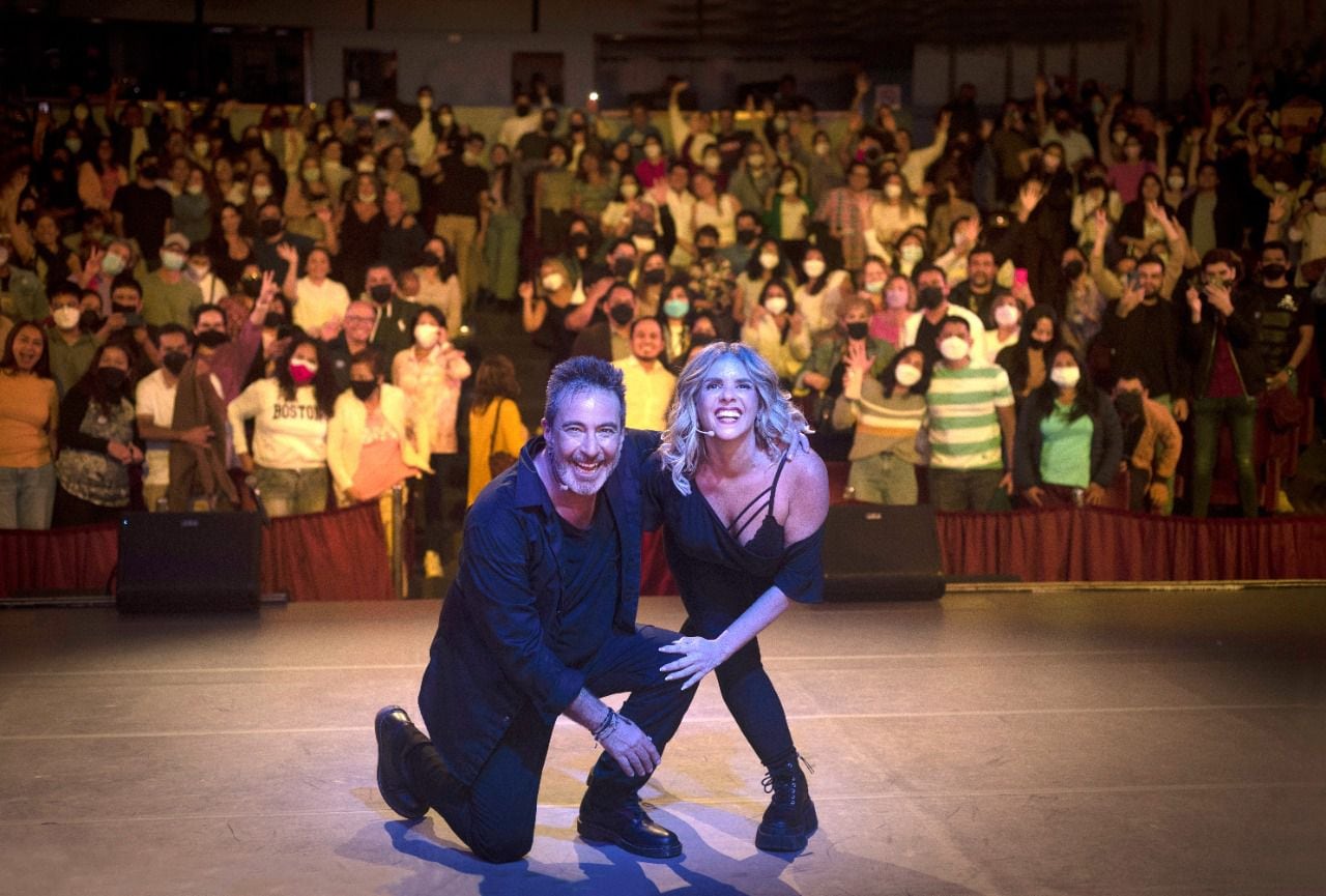 La pareja de actores posa en el escenario del Teatro Peruano Japonés durante la primera temporada del show, en abril pasado. Han estado en Trujillo, Chiclayo, Iquitos y Arequipa. su regreso a Lima este julio ha sido “a pedido del público”. 

