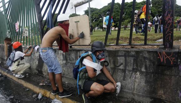 Manifestantes ingresan a base militar de Venezuela. (Foto: AP)