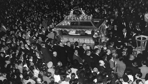 La procesión del Santo Sepulcro es uno de los actos celebratorios de mayor trascendencia para el pueblo católico. Esta foto de 1956 representa ese momento tan significativo.