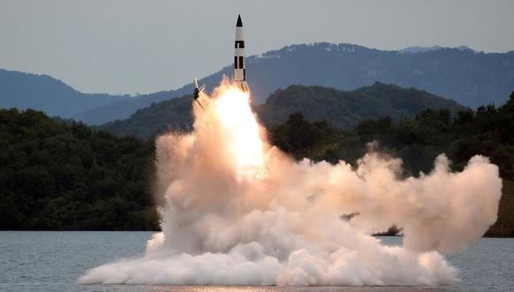 Una prueba de entrenamiento de lanzamiento de misiles Hokkaido, realizada por la Unidad de Operaciones Nucleares Tácticas del Ejército Popular de Corea del Norte en un lugar no revelado.  (Foto de KCNA VIA KNS / AFP)